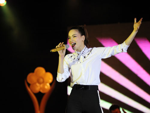Hồ Ngọc Hà "đốt cháy" Gala Mai Vàng