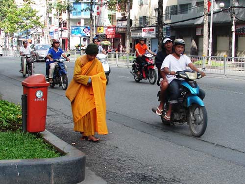 Sư giả lại đi khất thực