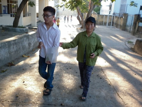 Mẹ phụ hồ đưa con tật nguyền đi thi