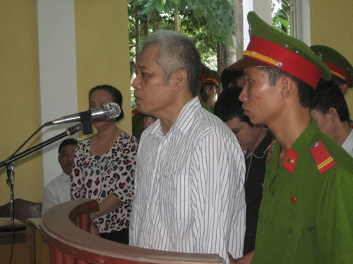 Quan đánh cờ bạc tỉ: Người nhận, kẻ chối tội