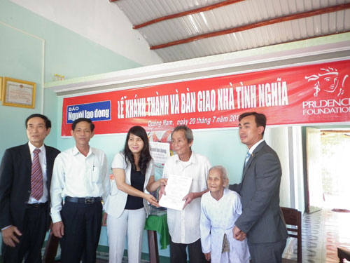 Trao nhà tình nghĩa cho gia đình thương binh - liệt sĩ