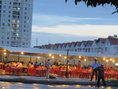 Quán nhậu tràn vỉa hè: Tệ nạn phát sinh
