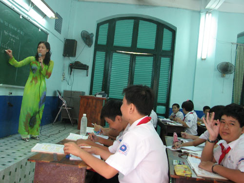 Gần 1,5 triệu học sinh TPHCM tựu trường