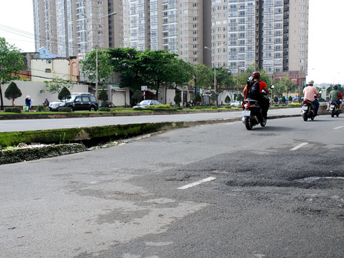 Cấp bách chống lún đường Nguyễn Hữu Cảnh