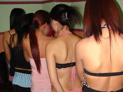 Gái bán dâm: Trả về, làm sao quản!