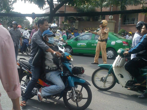 Bắt băng dàn cảnh cướp trên phố