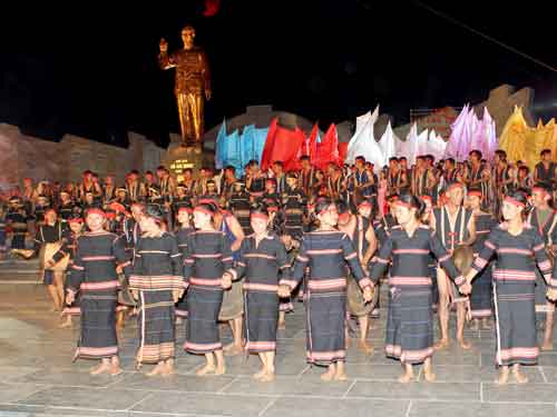 Khánh thành tượng đài Bác Hồ với các dân tộc Tây Nguyên