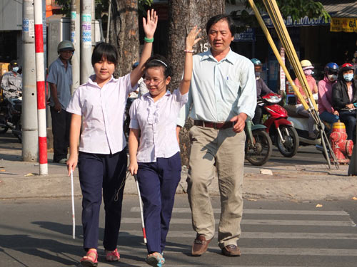 Người “dẫn đường” cho trò khiếm thị