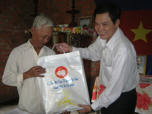 Người có công được cấp tiền xây nhà