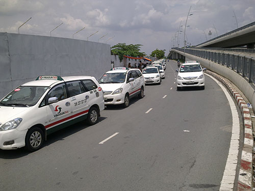 Xe taxi thiếu chỗ đậu