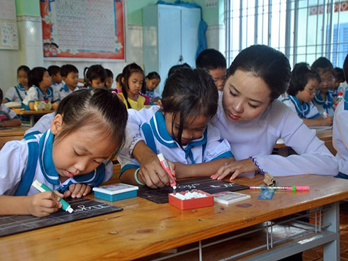 Hàng ngàn học sinh... nằm học