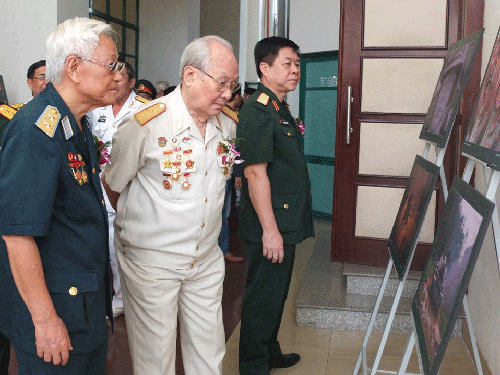 171 tác phẩm dự triển lãm “Ánh sáng thép”
