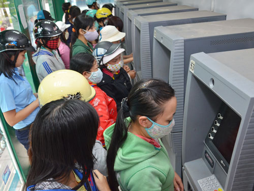 “Tỉnh ngộ” nhờ mất phí ATM!