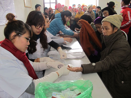 Đ&atilde;i ngộ b&aacute;c sĩ trẻ về huyện ngh&egrave;o c&ocirc;ng t&aacute;c