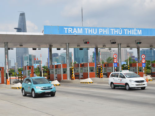Lấn cấn với 2 trạm thu phí