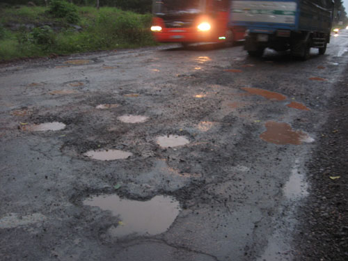 Đường bauxite: Chưa đi đã nát