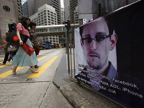 "Đột nhập" chuyến bay của Snowden