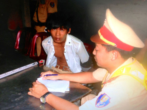 Bắt một CSGT dỏm