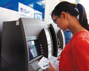 Dồn dập tăng phí ATM