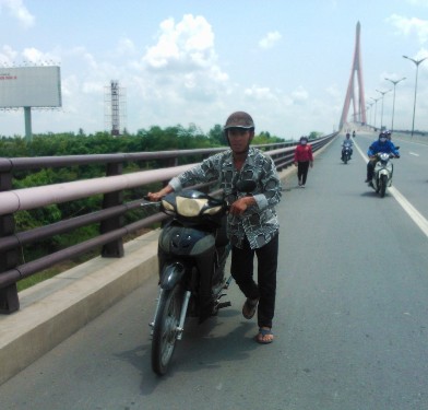 “Đinh tặc” giăng bẫy trên cầu Cần Thơ