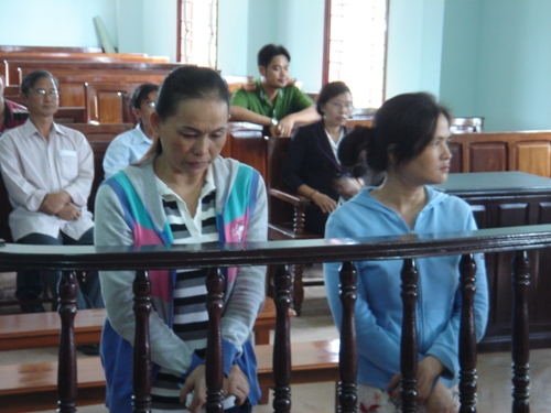 Hai nữ quái trà trộn vào nhà thờ trộm tiền, vàng