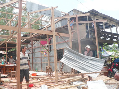 Giông lốc ở miền Tây thổi bay hơn 1.000 căn nhà