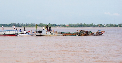 “Bảo kê” cát tặc, phó bí thư huyện bị khởi tố