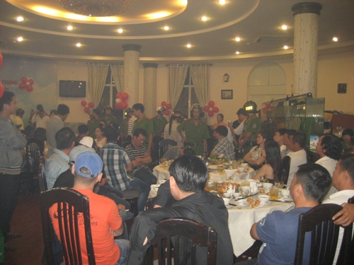 Hàng chục người mừng tiệc đầy tháng bằng... ma túy