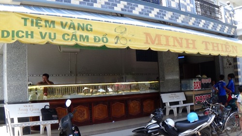 Trộm tiệm vàng giữa trưa, bị người dân vây bắt