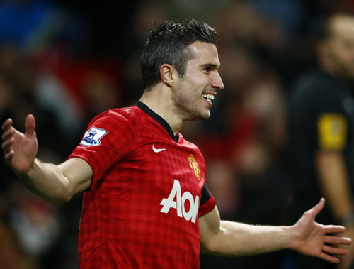 Van Persie nổ súng, M.U vững ngôi đầu