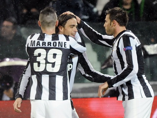 Juventus ung dung vào tứ kết Champions League