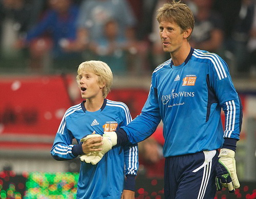 Van der Sar tự hào với truyền nhân