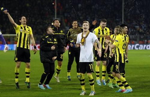 Hai bàn thắng phút bù giờ đưa Dortmund vào bán kết