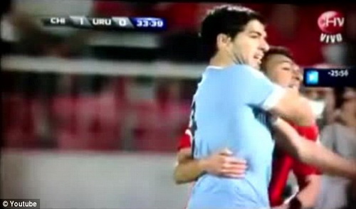 Suarez đấm trộm vì bị tấn công "chỗ kín"?