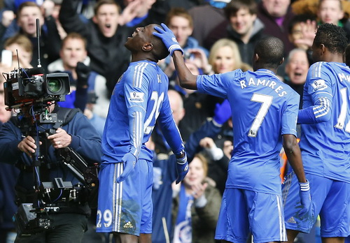 Demba Ba lập công, Chelsea hạ M.U vào bán kết FA Cup
