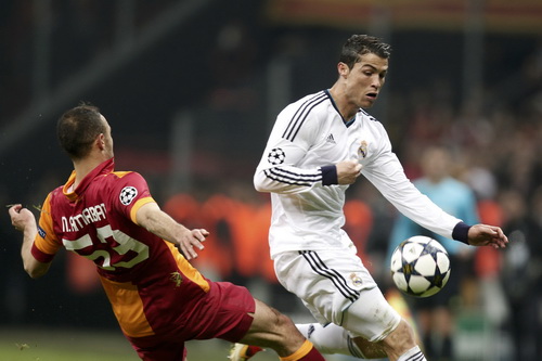 Ronaldo giúp Real Madrid thoát hiểm ở Thổ Nhĩ Kỳ