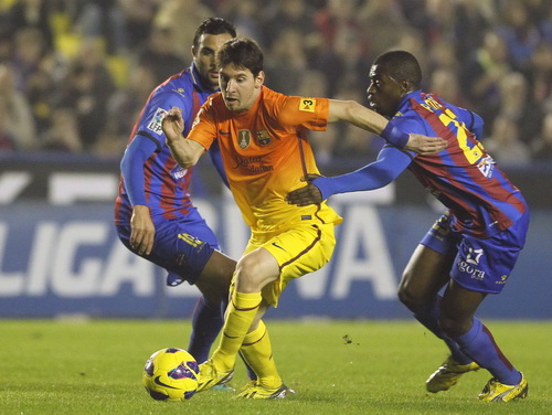 Lionel Messi: Ngang tài thần tượng Maradona