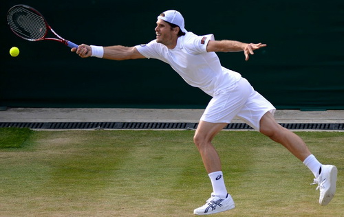 Djokovic dè dặt trước Tommy Haas, Serena không ngán Lisicki