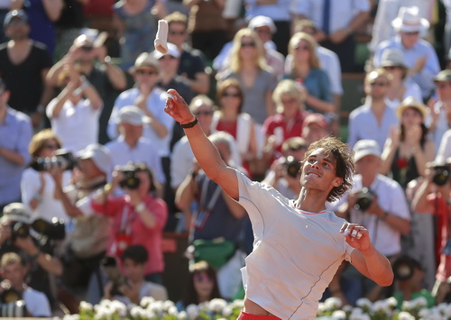 Thắng nghẹt thở Djokovic, Nadal tranh chung kết với Ferrer