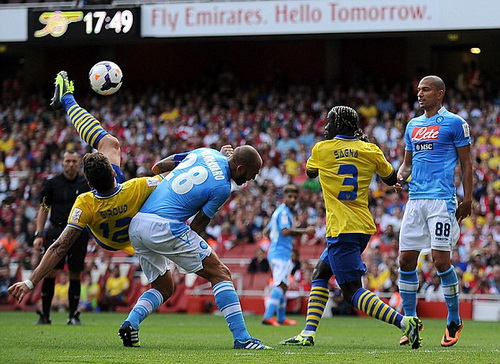 Arsenal chật vật cầm hòa 2-2 với Napoli
