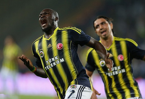 Fenerbahce vừa đấu Arsenal vừa chờ phán quyết