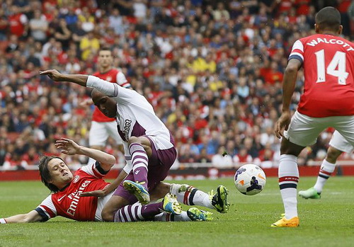 Arsenal mất người, đại bại ngày ra quân