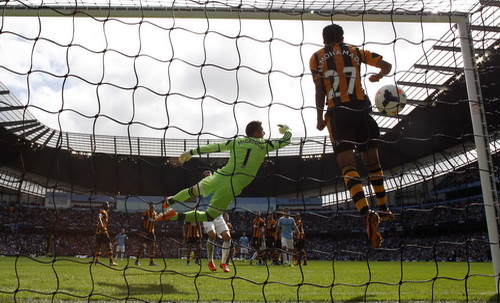 Thắng Hull City 2-0, Man City giải hạn trên sân nhà