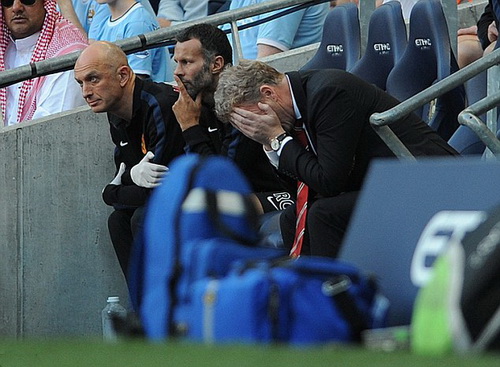 Ông Moyes nổi nóng trong phòng thay đồ sau trận đại bại của M.U
