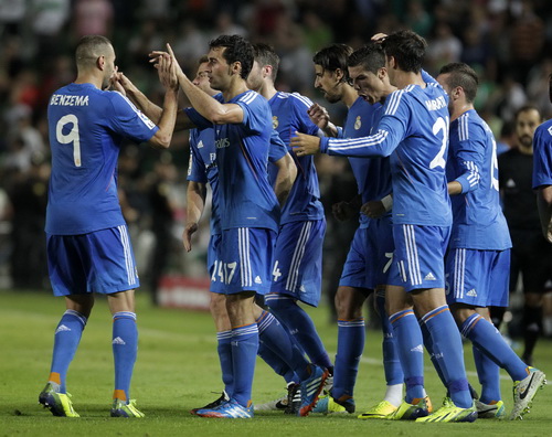 Ronaldo lập cú đúp, Real Madrid may mắn thắng Elche
