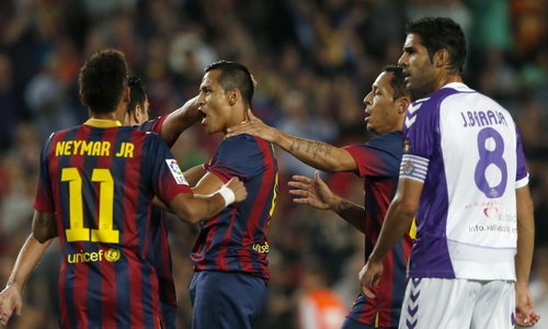 Barca thắng trận thứ 8, Ronaldo “cứu” Real Madrid tại Levante