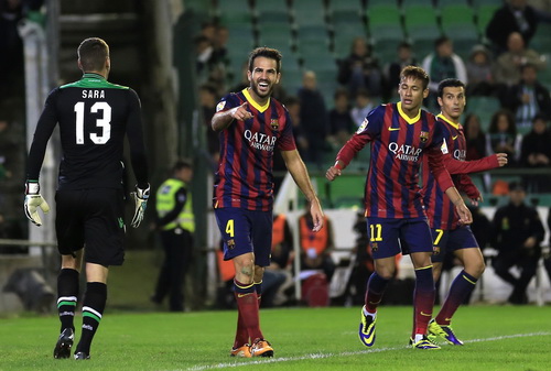 Barcelona đánh bại Betis, Messi dính chấn thương
