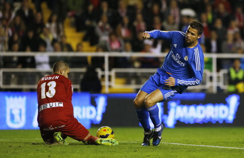 Ronaldo lập cú đúp, Real thoát hiểm trước Vallecano