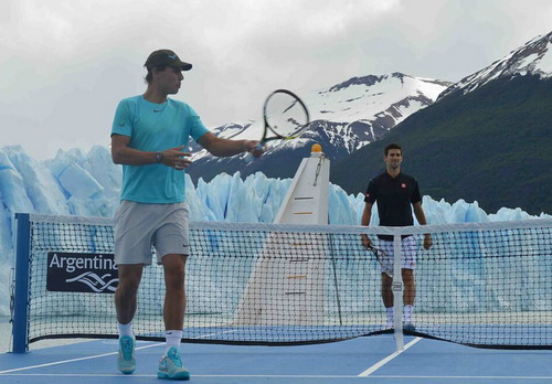 Djokovic so tài Nadal trên chấm 11 m và trên tàu