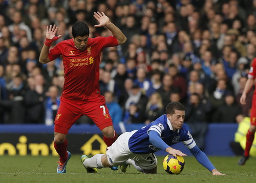 Liverpool thoát hiểm trận derby, Arsenal vững ngôi đầu